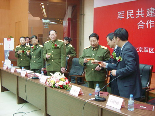 韩英,左二:爱康网市场部副总裁汪勇进,左三:北京军区总医院政委张喜科